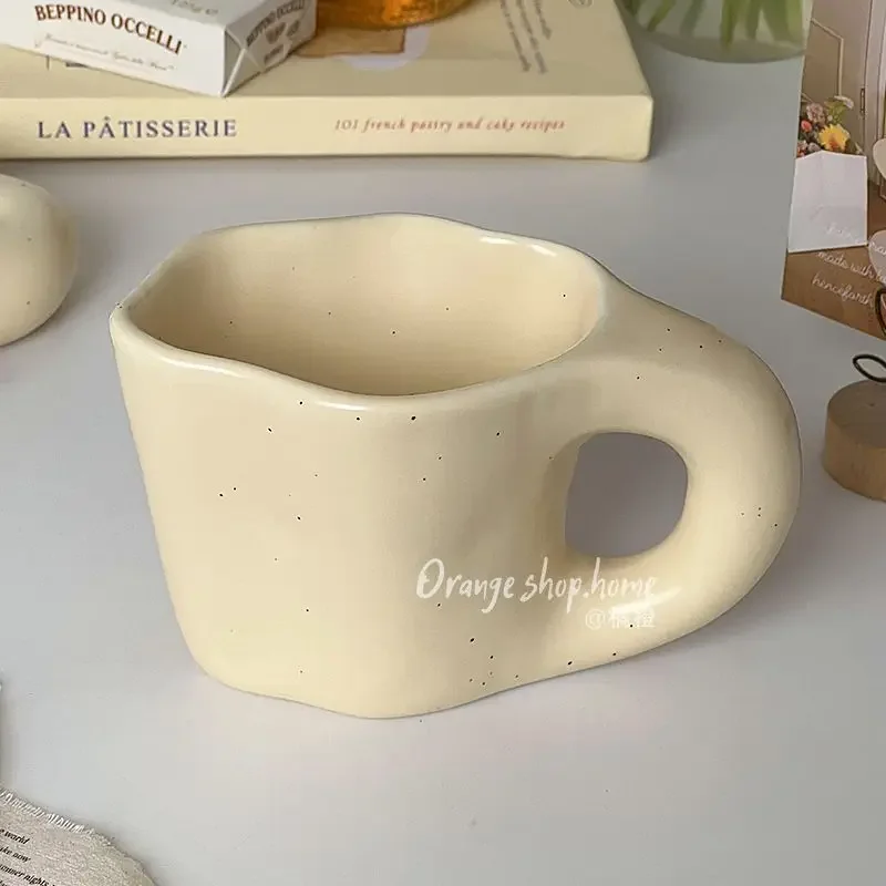 1 conjunto de copo e prato de cerâmica para café manchado de 300ml, copo criativo com alça gorda e pires para decoração de escritório e quarto de