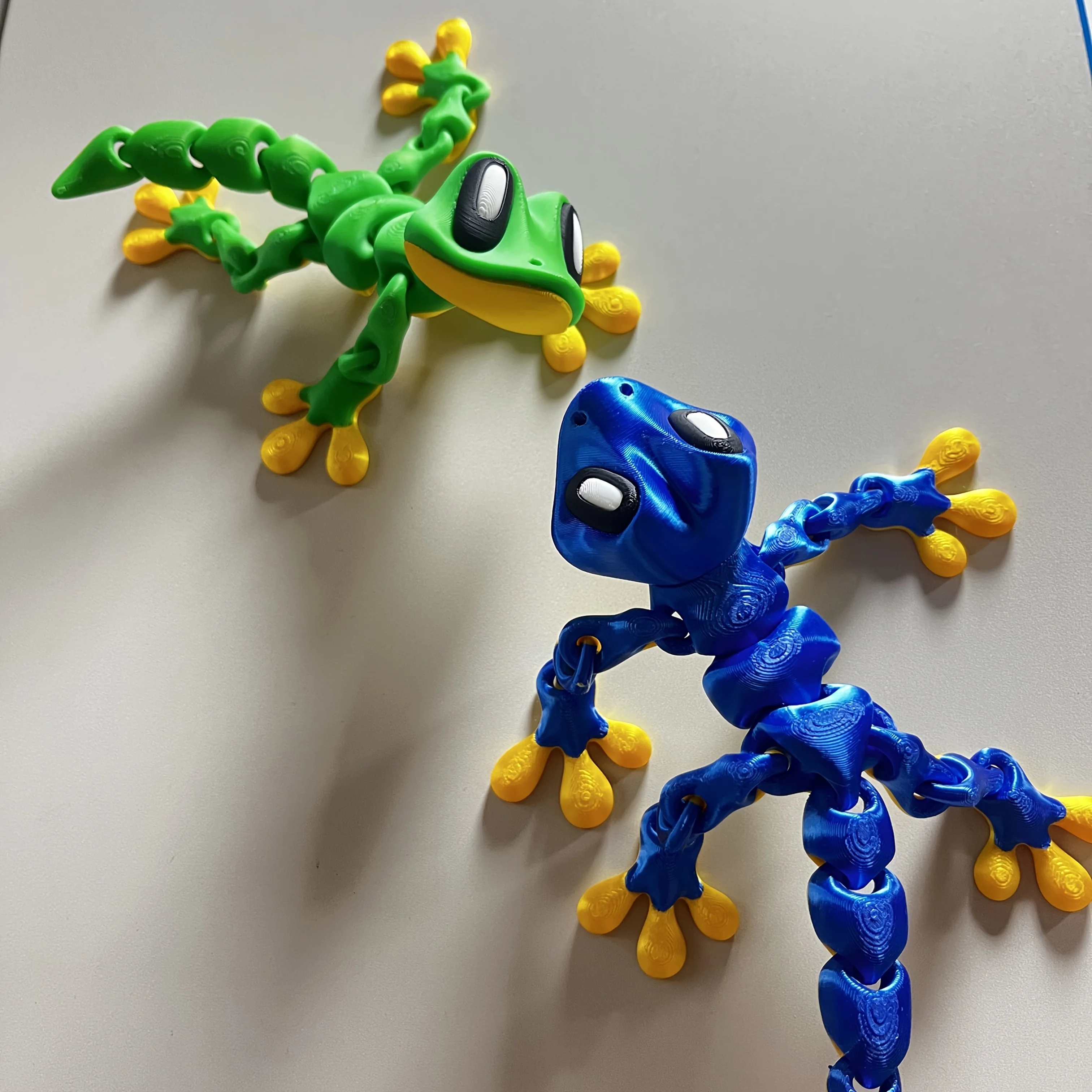 

A vintage-style 3D printed gecko refrigerator sticker, suitable for indoor room tabletop kitchen decoration