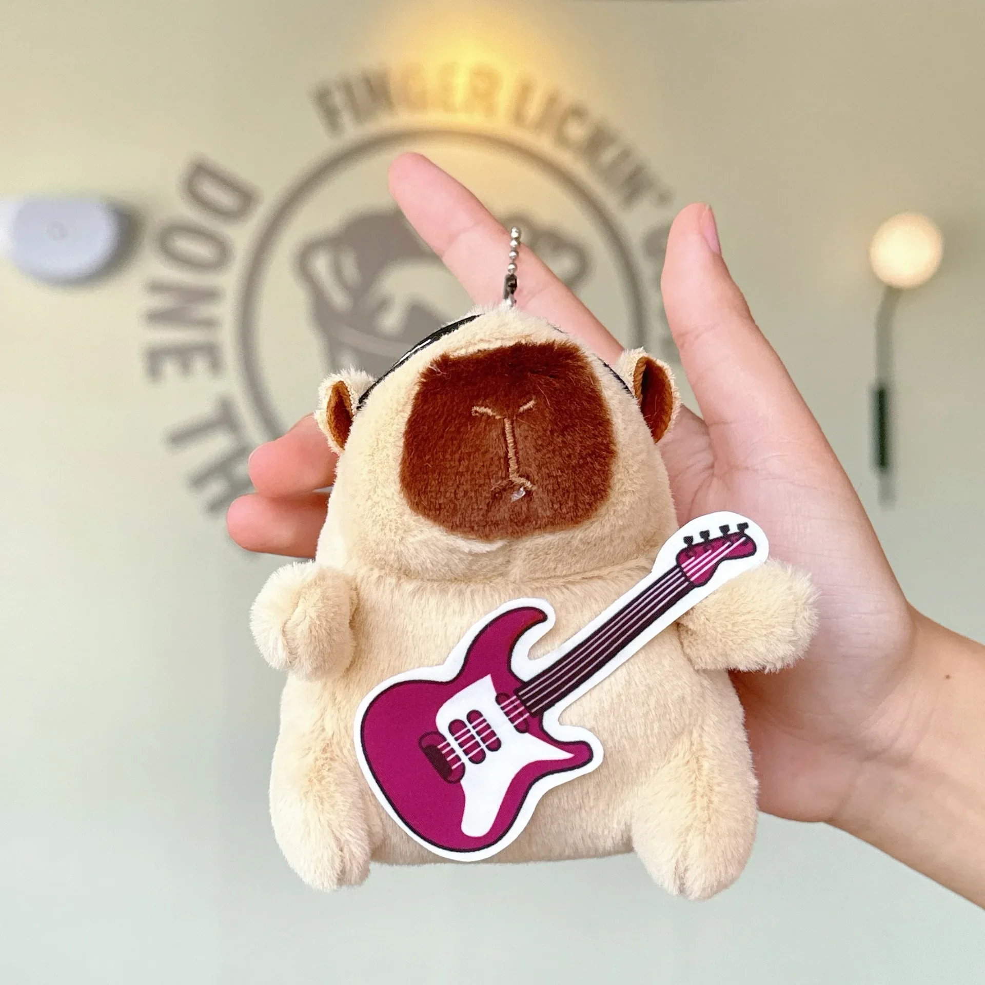 미니 기타 카피바라 플러시 장난감 만화 카피바라 키 체인 자동차 장식 부드러운 박제 동물 배낭 음악 애호가를위한 매력 선물