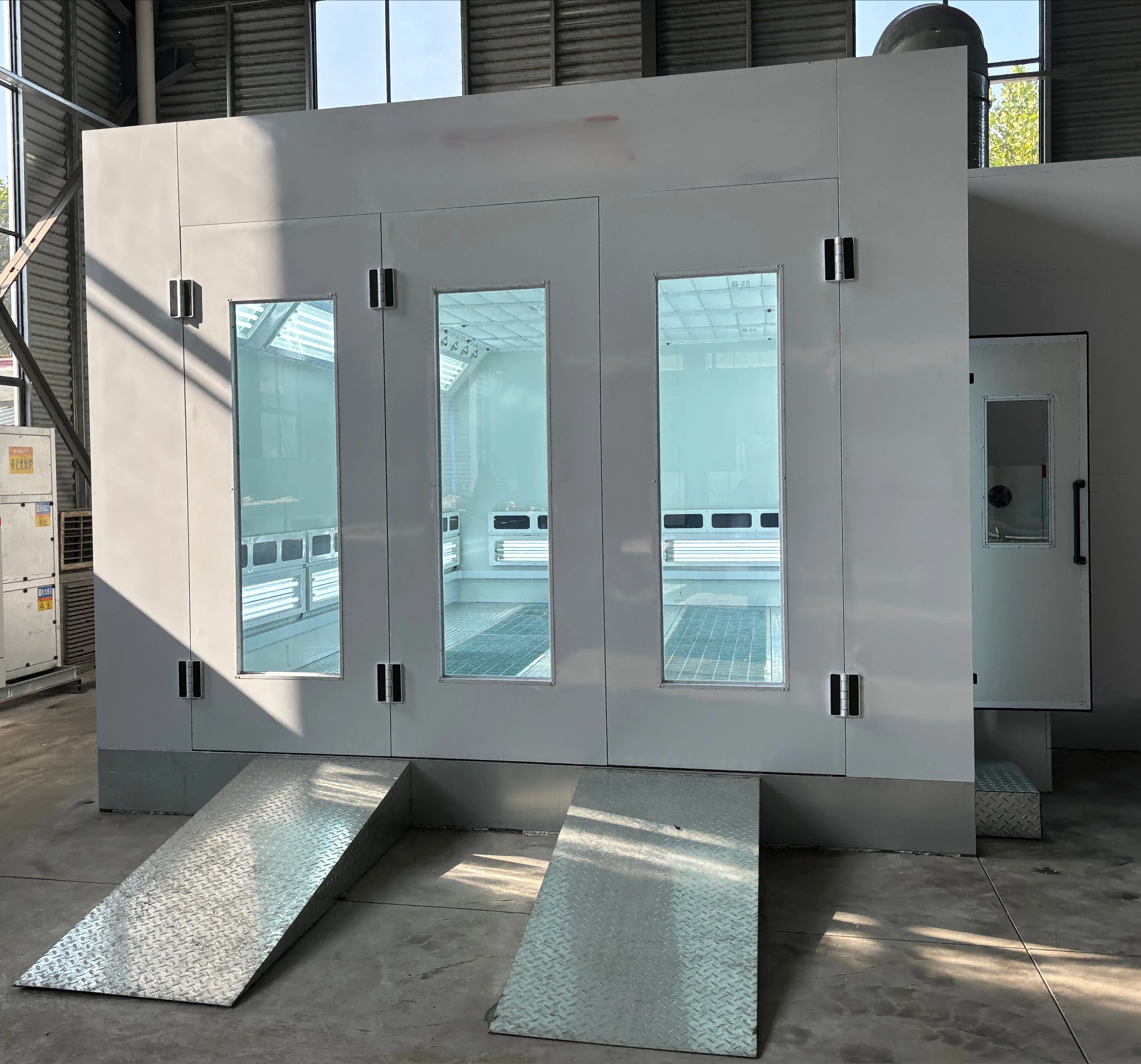 Multifunctional Spray & Bake Booth Basic Tricar Type, Auto Furniture Painting Spraying Oven Booth for Industrial Coating Applica