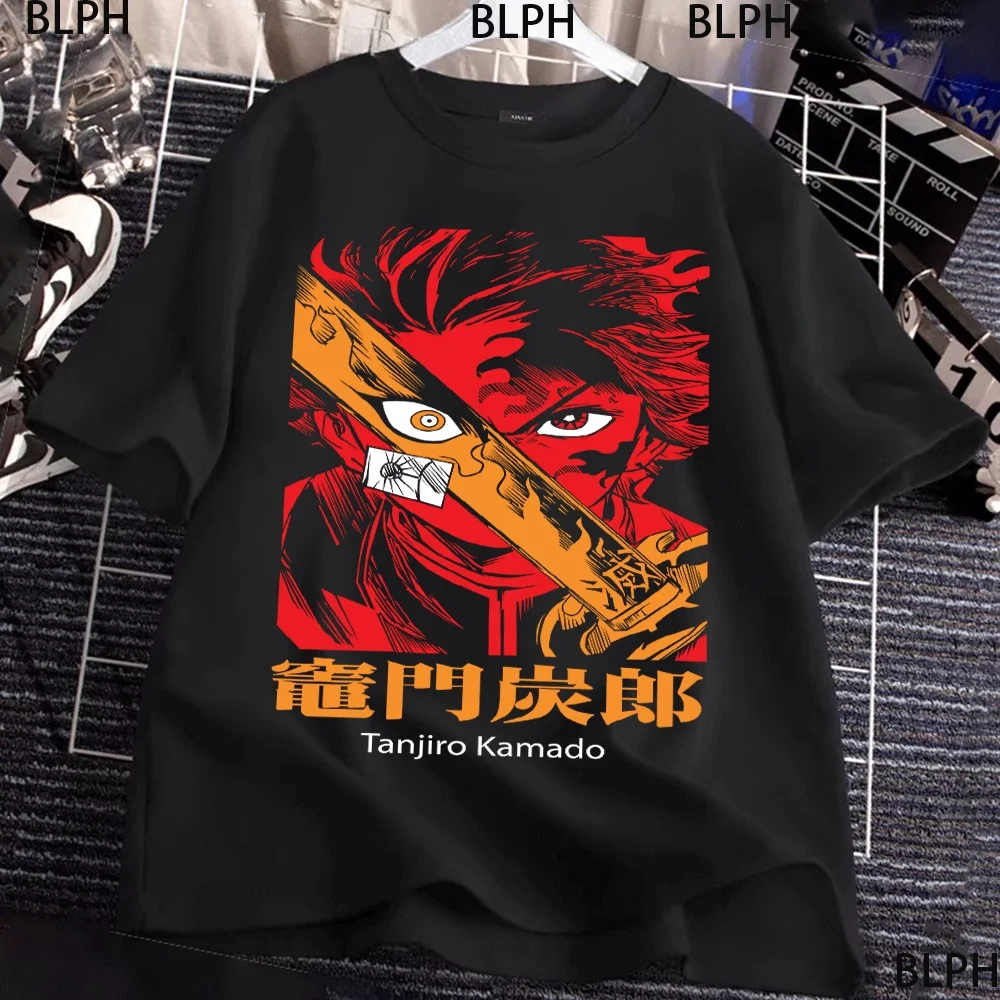 귀멸의 칼날 카마도 탄지로 디자인의 세련된 부모-자식 티셔츠, 애니메이션 팬과 가족 나들이에 딱 맞습니다.