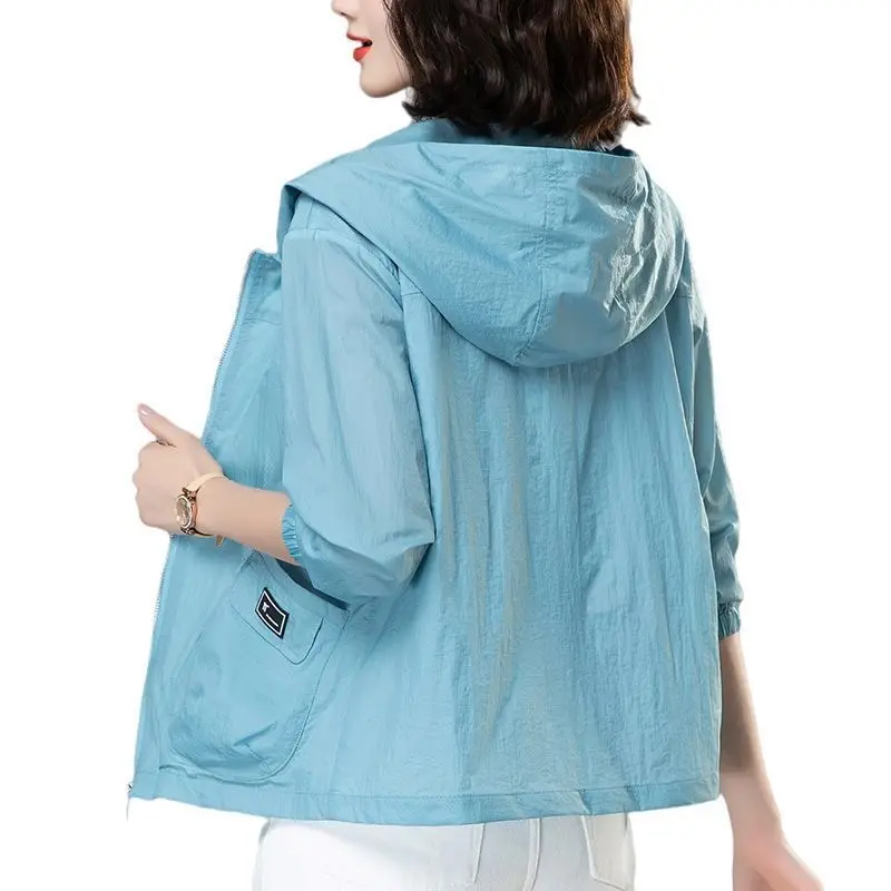 2025 nuove donne vestiti estivi per la protezione solare di grandi dimensioni sottile traspirante cappotto di protezione solare in seta di ghiaccio giacca con cerniera allentata con cappuccio Wh5