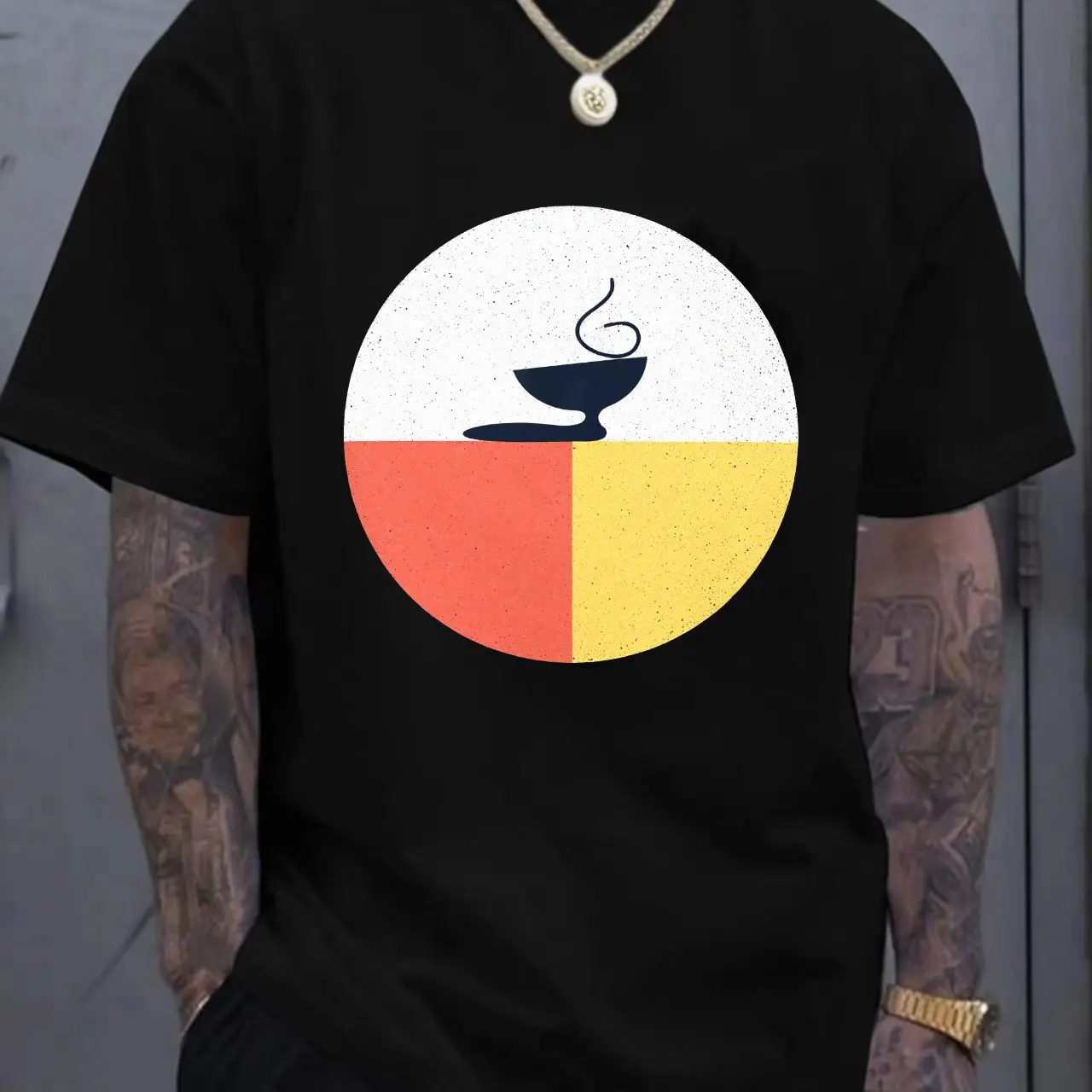 تي شيرت أبيض مع رسومات دائرية على الأمام: دائرة مزخرفة باللون الرمادي الفاتح، فنجان شاي أسود مع بخار، خط عمودي يقسم إلى اليسار #1