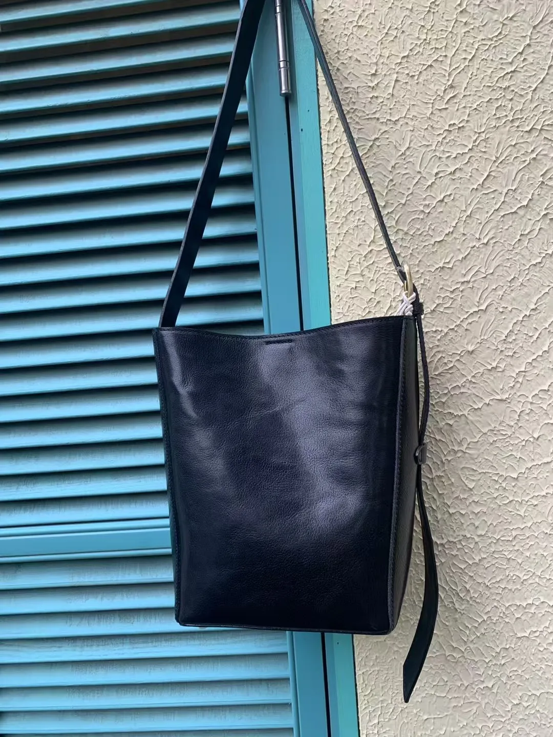 حقيبة كروس من جلد البقر المدبوغ بالزيت الثقيل المستورد، قهوة سوداء، أنجورا حمراء