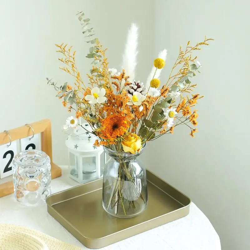 

Натуральный букет из сухоцветов в декоративной стеклянной коричневой бутылке для украшения стола в гостиной, настоящие цветы, высушенные на воздухе, цветочная композиция