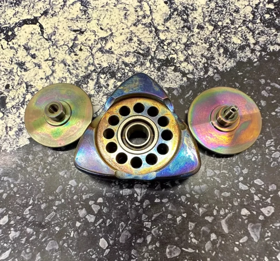 لعبة تخفيف الضغط المململة الدوارة الصغيرة من التيتانيوم EDC المستخدمة