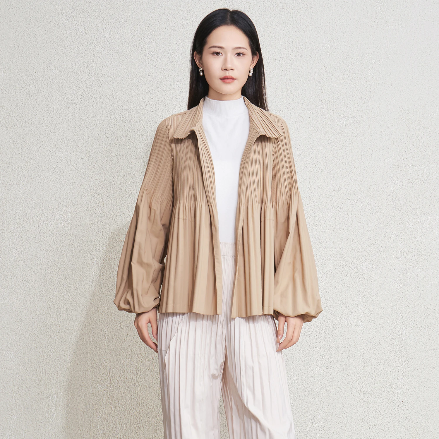 معطف نسائي جديد لخريف 2025 بأكمام واسعة ومطوي - بلوزة فضفاضة ذات ياقة ضيقة وأزرار سفلية متعددة الاستخدامات