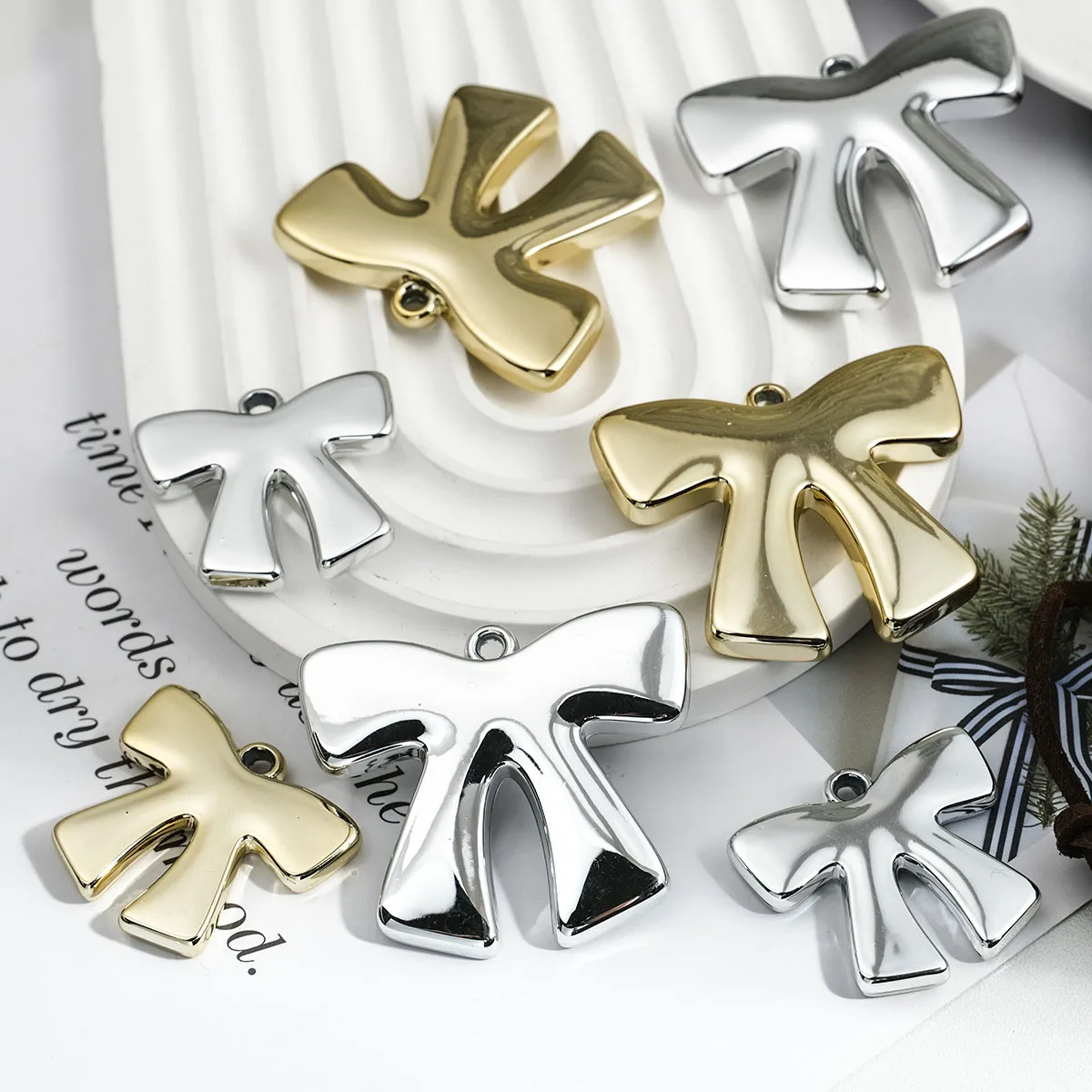 

Newest UV Coated Ribbon Tie Bow Acrylic Plastic Necklace Charms Beads Fit Bracelet Earring Ornaments 30pcs 42*49mm 31*35mm