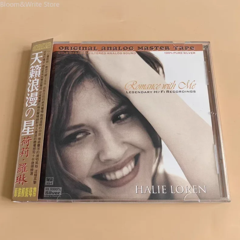 

【Halie Loren UltraAnalog CD】: включает 16 классических песен, таких как "In a Sentimental Mood", "Cry Me A River", "Moon River" и другие. Музыкальный подарок