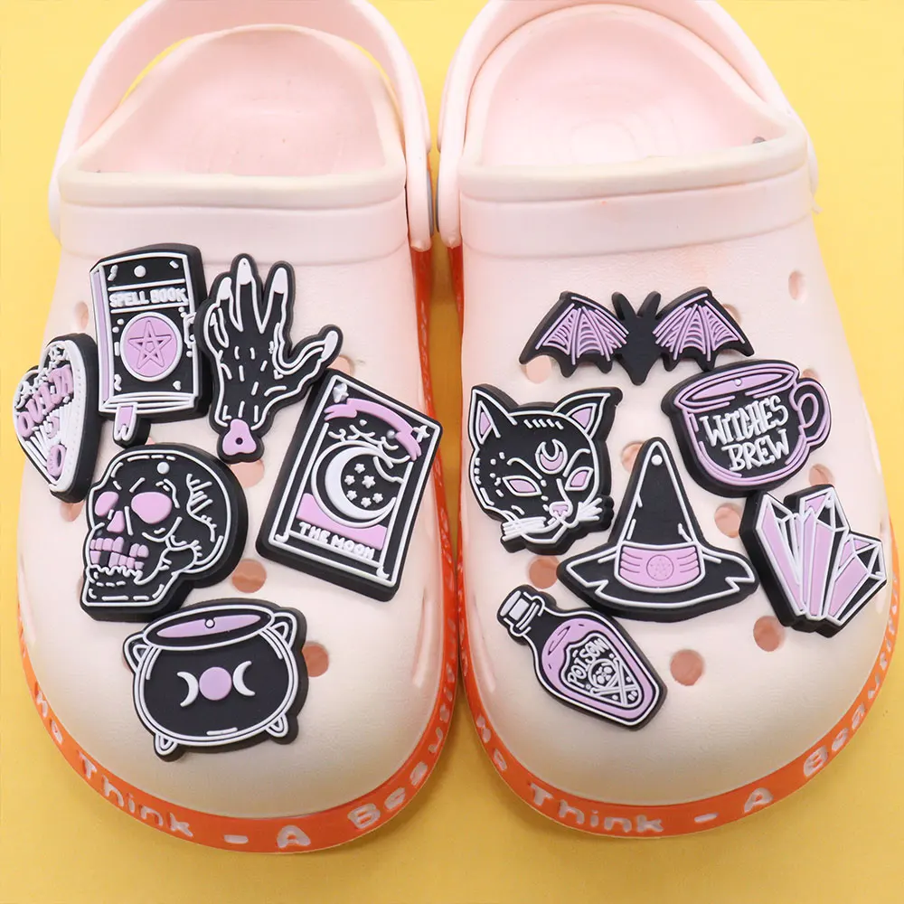 Dijes de PVC para zapatos de 1 a 12 piezas, accesorios de PVC con forma de Calavera, libro mágico, Gato de cristal, hebillas para zapatos, pulseras para niños, regalo de fiesta