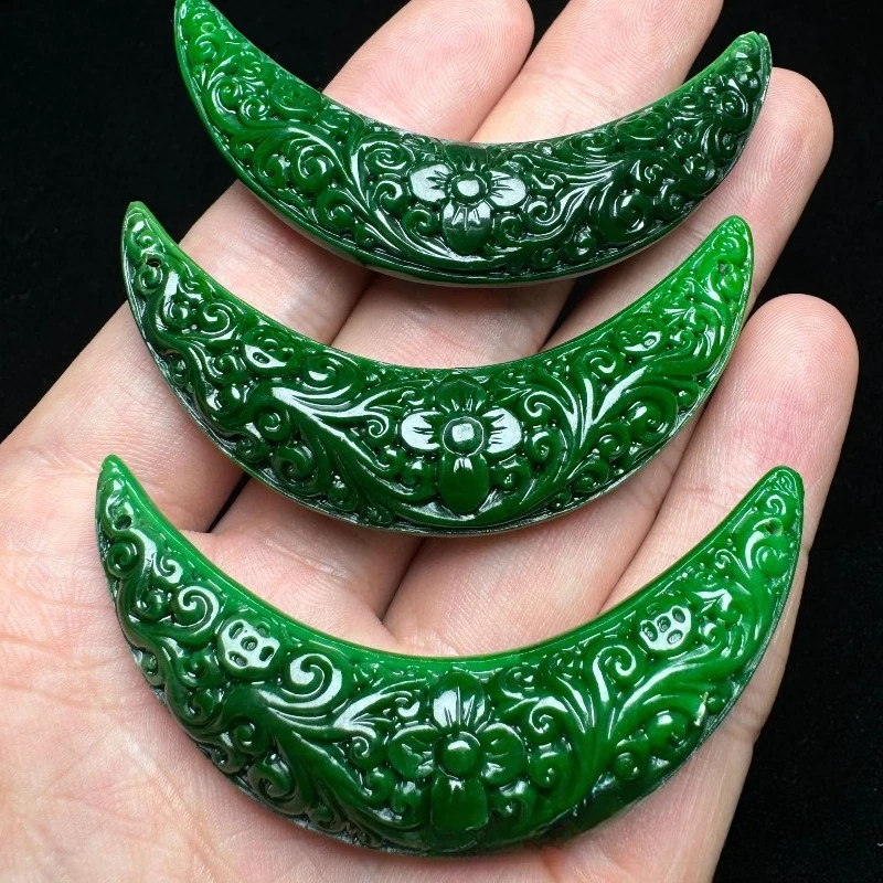 

2pcs DIY Natural Dry Green Emerald Carving Crescent Moon Accessories DIY Pendant Bracelet Real Jewelry Luxury Best Selling Gifts