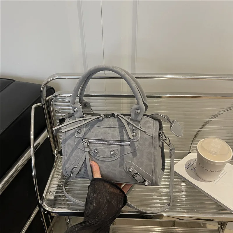 nova-bolsa-de-ombro-feminina-retro-com-rebites-grande-capacidade-estilo-travesseiro-para-motocicleta-bolsa-transversal-e-bolsa-bowling