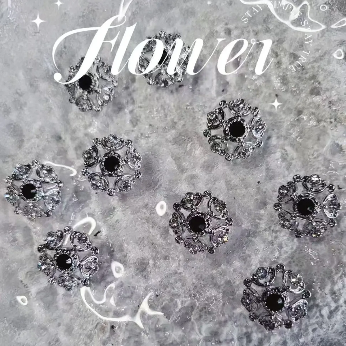 

Черный шерстяной свитер премиум-класса: полые металлические пуговицы, украшенные бриллиантами