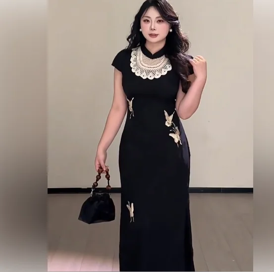 فستان شيونغسام نسائي صيني جديد مقاس كبير بياقة واقفة ومطرز موضة الصيف بخصر عالٍ فساتين أنيقة ضيقة للولائم