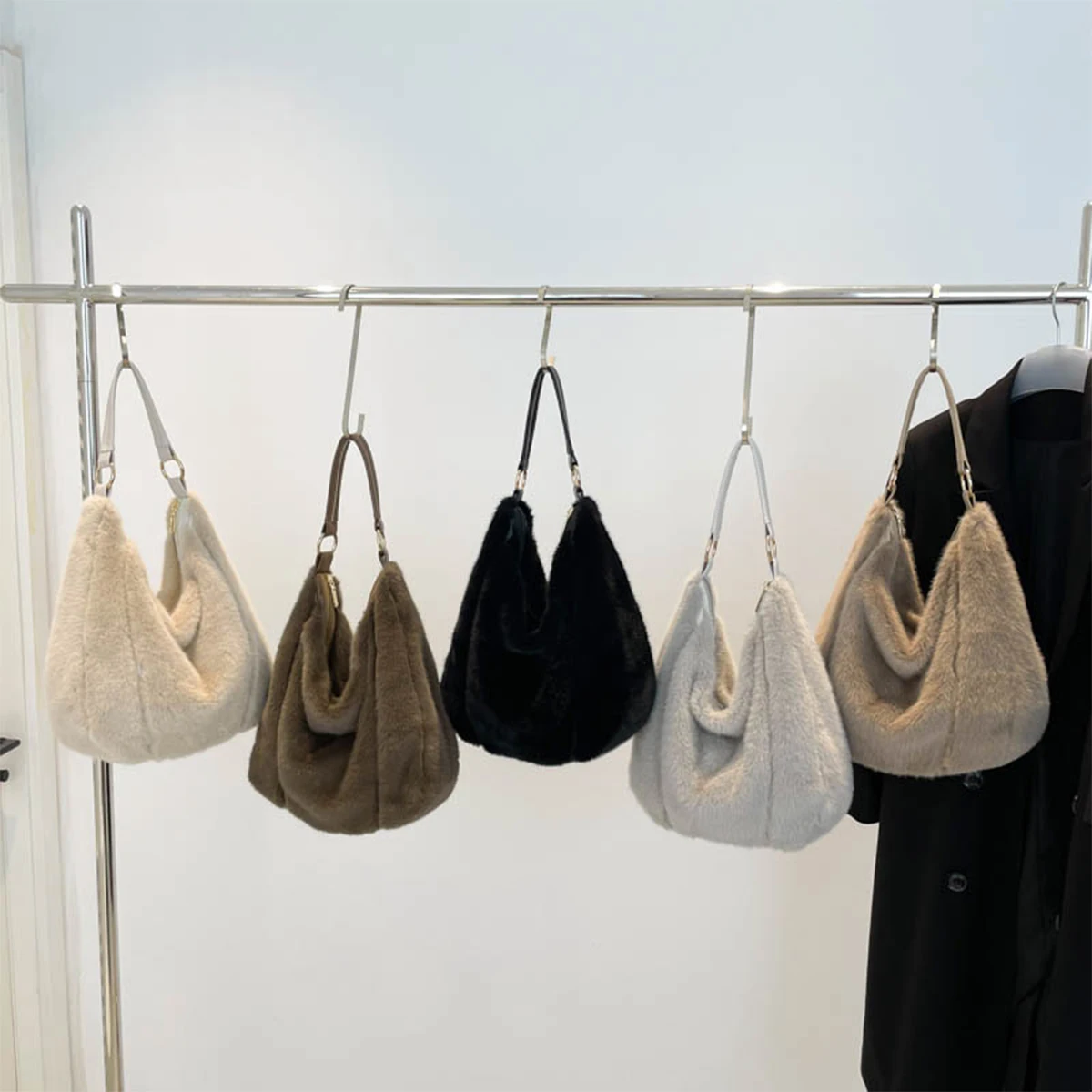 

Plush Dumpling Shape Women Fashion Shoulder Bag Matte Quilted Large Capacity Soft Warm Adjustable Strap for Daily Commute