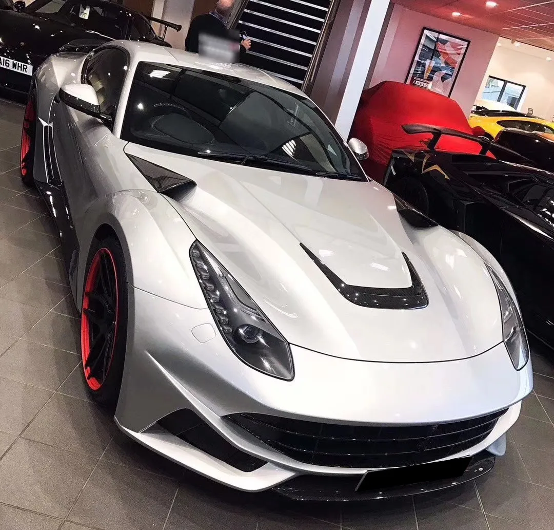 

Подходит для кузова Ferrari F12, обновленный новый стиль, вентиляционное отверстие капота из углеродного волокна, отделка из трех частей