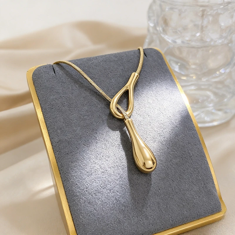 1 elegante und schlichte tropfenförmige Anhänger-Halskette mit Schlangenkette, geeignet für Valentinstagsgeschenke, saisonale Alltagsbedarfsartikel