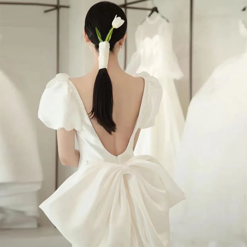 N11139 فستان حفلات من الساتان بأكمام قصيرة وياقة مربعة وذاكرة حلوة بيضاء للحفلات الراقصة فساتين زفاف مثيرة بدون ظهر مع فيونكة