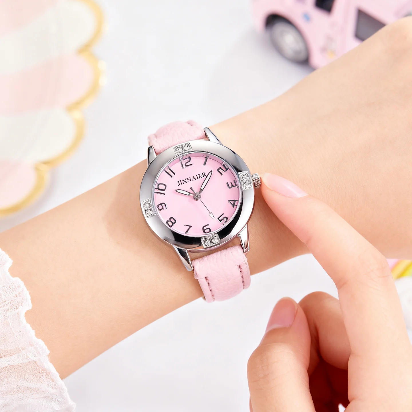 

Новые женские компактные изысканные часы с маленьким циферблатом и бриллиантами для девочек и студентов, модные кожаные роскошные часы с розовым цирконом