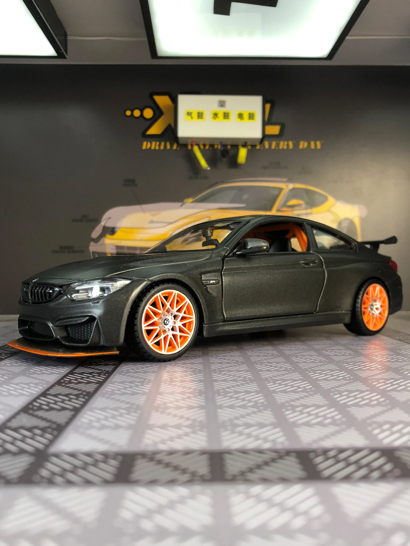 Maisto 1:24 simulação liga de zinco BMW M4 GTS modelo de carro, ornamento estático, carro de presente colecionável de metal