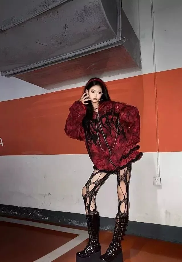 خطابات الطباعة Vintage معطف القوطية المرأة سلاسل معدنية الأحمر الشرير ثقافة فرعية البلوز مقنعين سترة معطف خارجي فضفاض