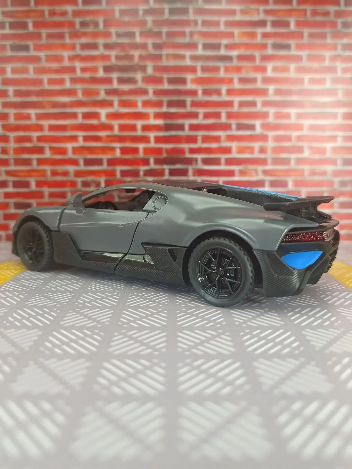 1:32 Bugatti DIVO liga modelo de corrida ornamentos acústico-óptico puxar para trás presentes de menino de porta dupla tem funções de som e iluminação