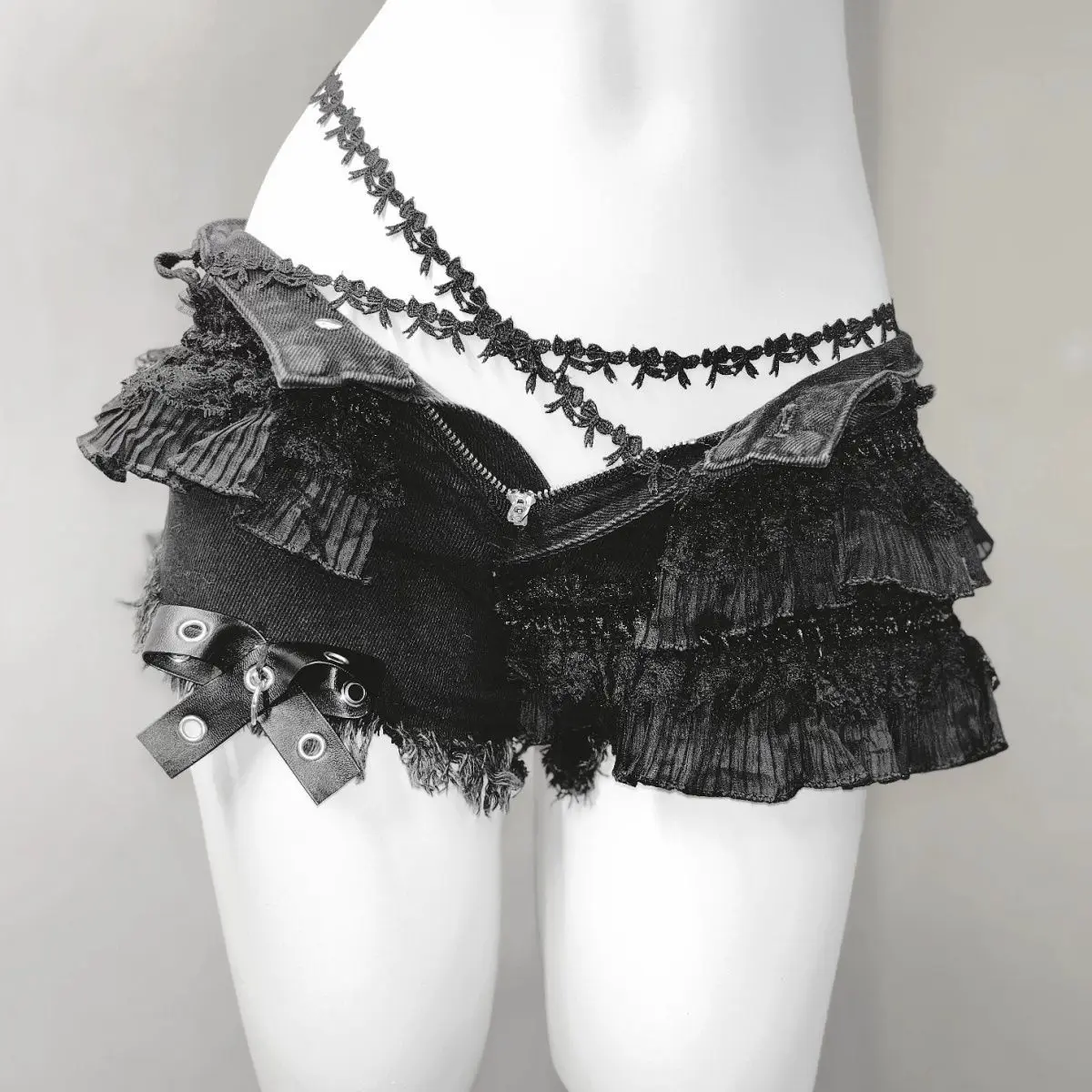 Goth Punk Shorts Women Zip Tiered Ruffle Lace Trim Side Strap Eyelet Detail Low Waist American Retro Y2K Streetwear Bottoms