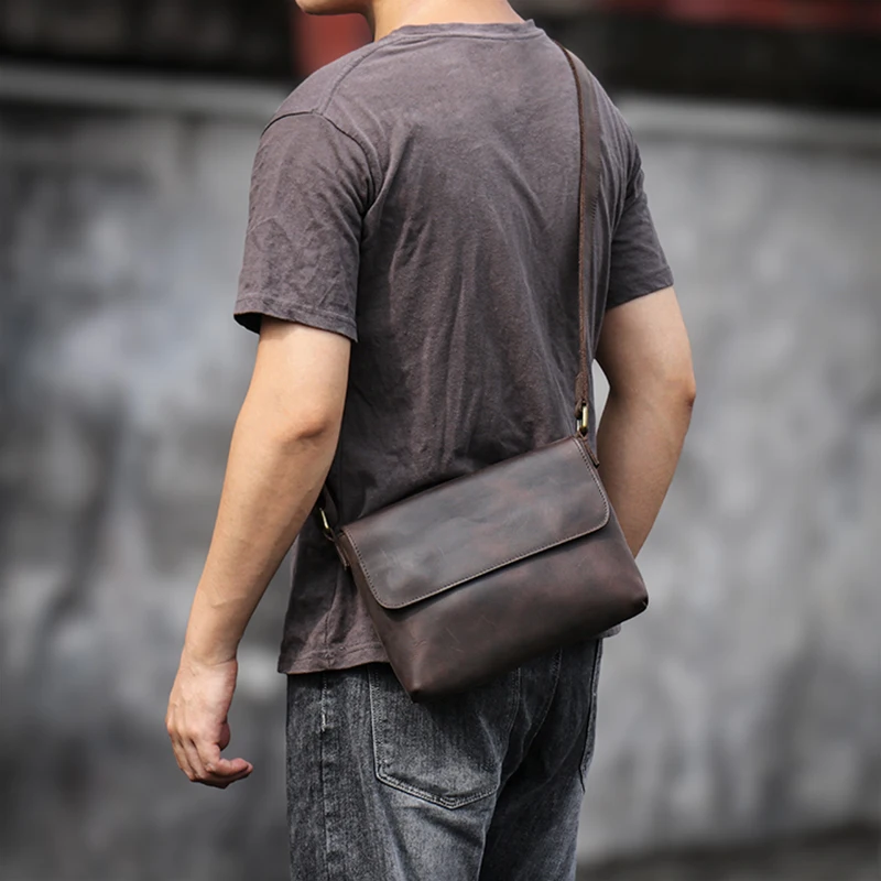 Bolsas transversais masculinas, bolsa de ombro com aba enrolada, ferragem de couro de primeira camada, fivela magnética, vintage simples e populares