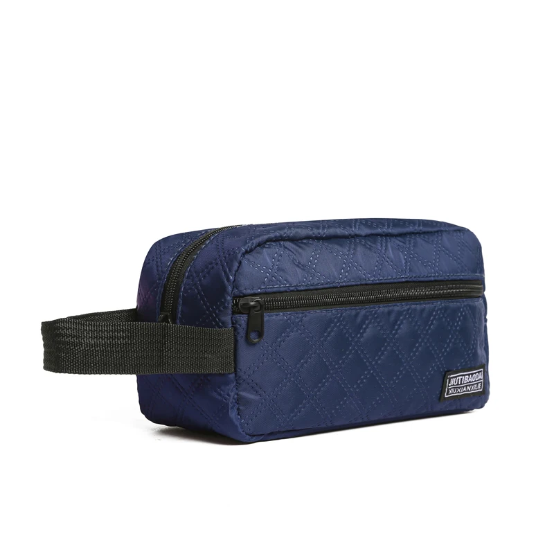 يحمل الرجال والنساء حقائب يد صغيرة محمولة عصرية لحمل العناصر الشخصية الصغيرة والمحافظ الصغيرة.