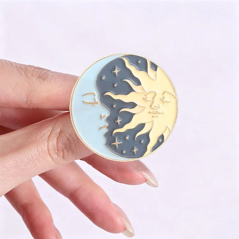 Sonne und Mond Tarotkarten-Emaille-Pin, Vintage Okkult Sonne Mond Metallbrosche für Paare, beste Freunde, Rucksack- und Jackendekoration, Geschenk – Detail 3