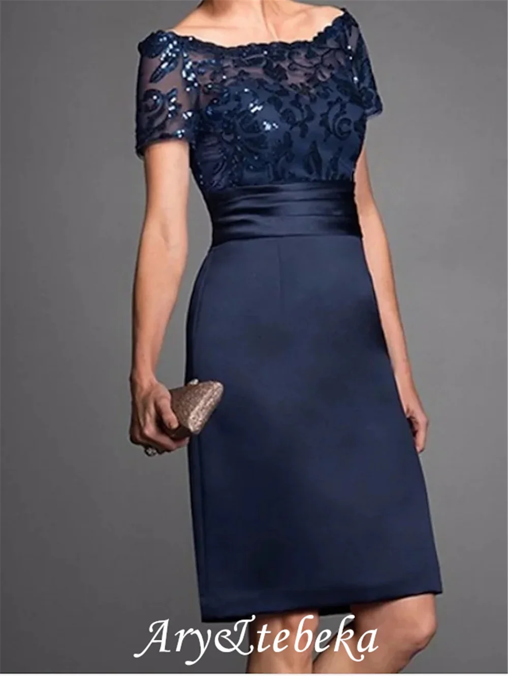 Moeder Van De Bruid Jurk Elegant & Luxe Off Shoulder Knielengte Lace Satin Lovertjes Korte Mouw Met Sash Applicaties