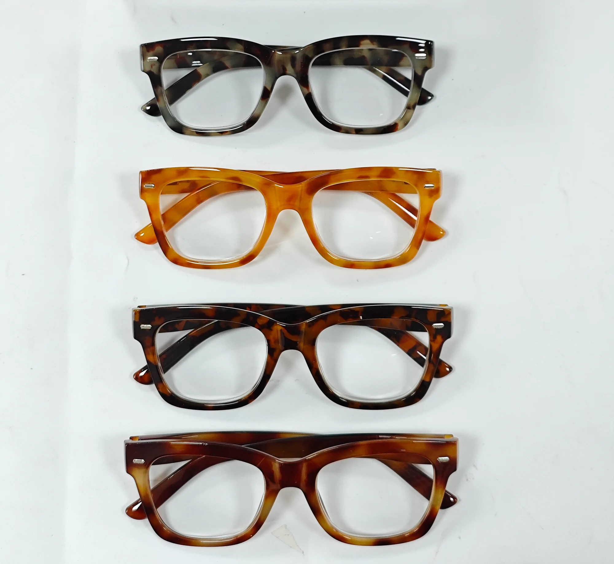 スプリングヒンジ付きリーディンググラス4個 – 汎用性と快適性を両立