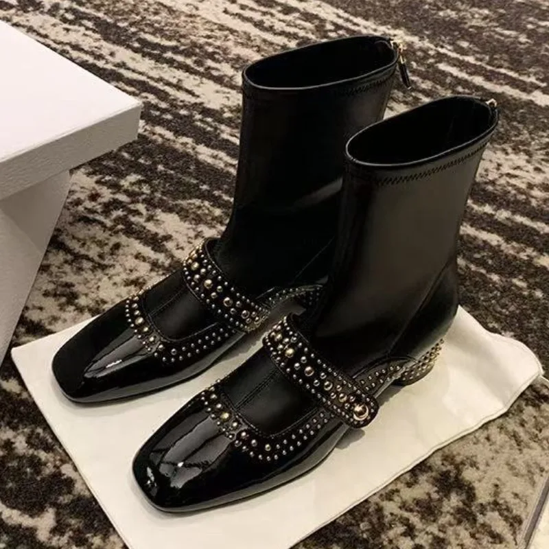 

Модные женские ботильоны с металлическими заклепками, удобные современные длинные ботинки из мягкой кожи, элегантные низкие массивные ботинки для всадника с круглым носком