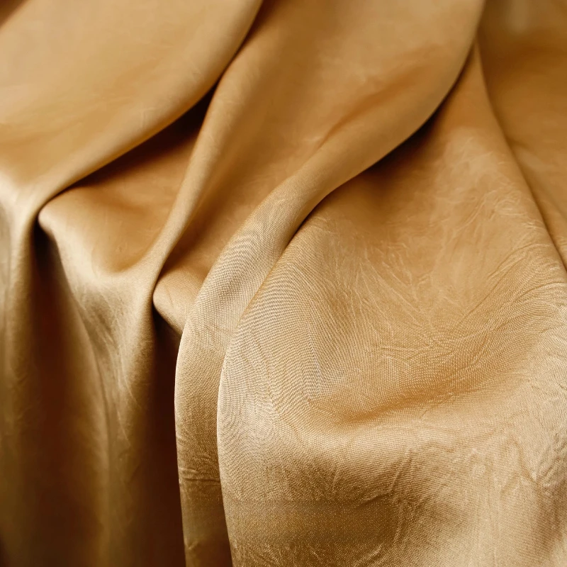 

Золотые нерегулярные складки Текстура Ацетат Атлас Блестящая драпировка Ткань против морщин Двусторонняя глянцевая жидкая рубашка Юбка Дизайнерская юбка