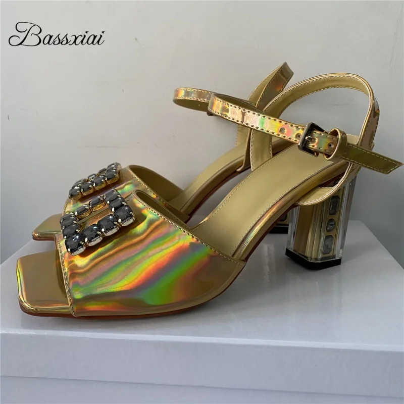

Женские сандалии с квадратной пряжкой и кристаллами, роскошные летние туфли из лакированной кожи с ремешком на щиколотке, уникальные летние туфли на странном каблуке