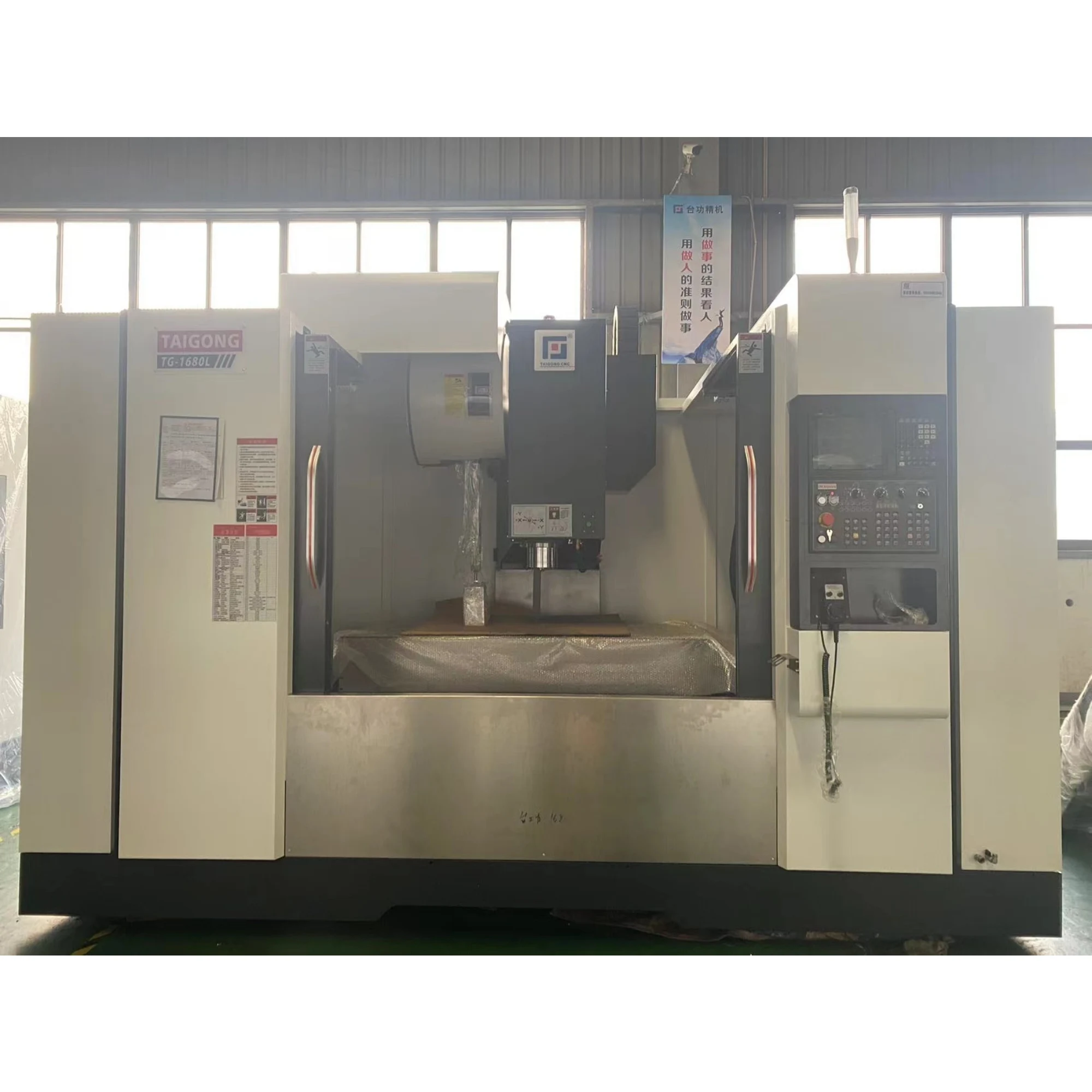 E mical design automatic BT40 GSK control system 3-axis vertical numerical control machining center synchronous