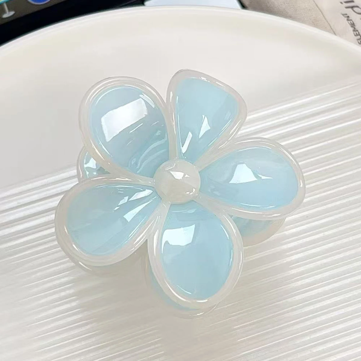Sommerliche Frangipani-Haarspange in Jelly-Farben, Perlmuttfarbene Süße Mittlere Gesplißte Blumen-Haarnadel für den Hinterkopf, Haifischklammer – Detail 6