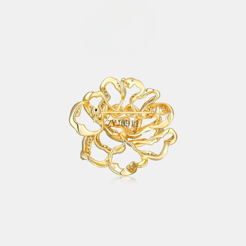 Broche chapado en oro de peonía hueca, Pin de diseño chino con incrustaciones de circón, broche para Collar femenino, regalo para mamá
