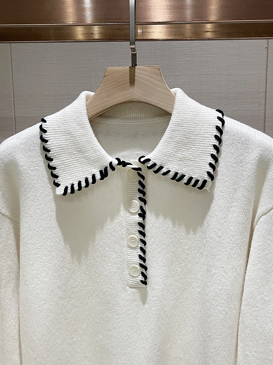 เสื้อสเวตเตอร์ถักแบบลำลองสีขาว คอปกพับได้ แขนยาว เนื้อผ้านุ่ม ปานกลาง บาง ละเอียด ทรงปกติ สำหรับผู้หญิง