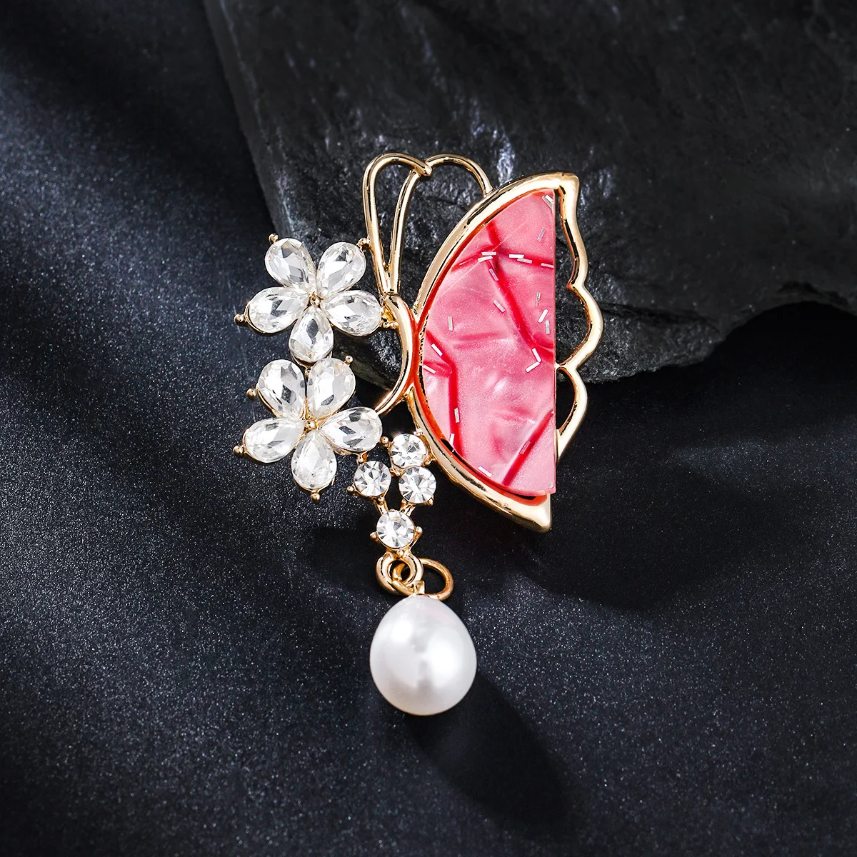 Luxury temperament, pearl pendant, butterfly brooch, dress accessories, brooch collar, anti glare for women