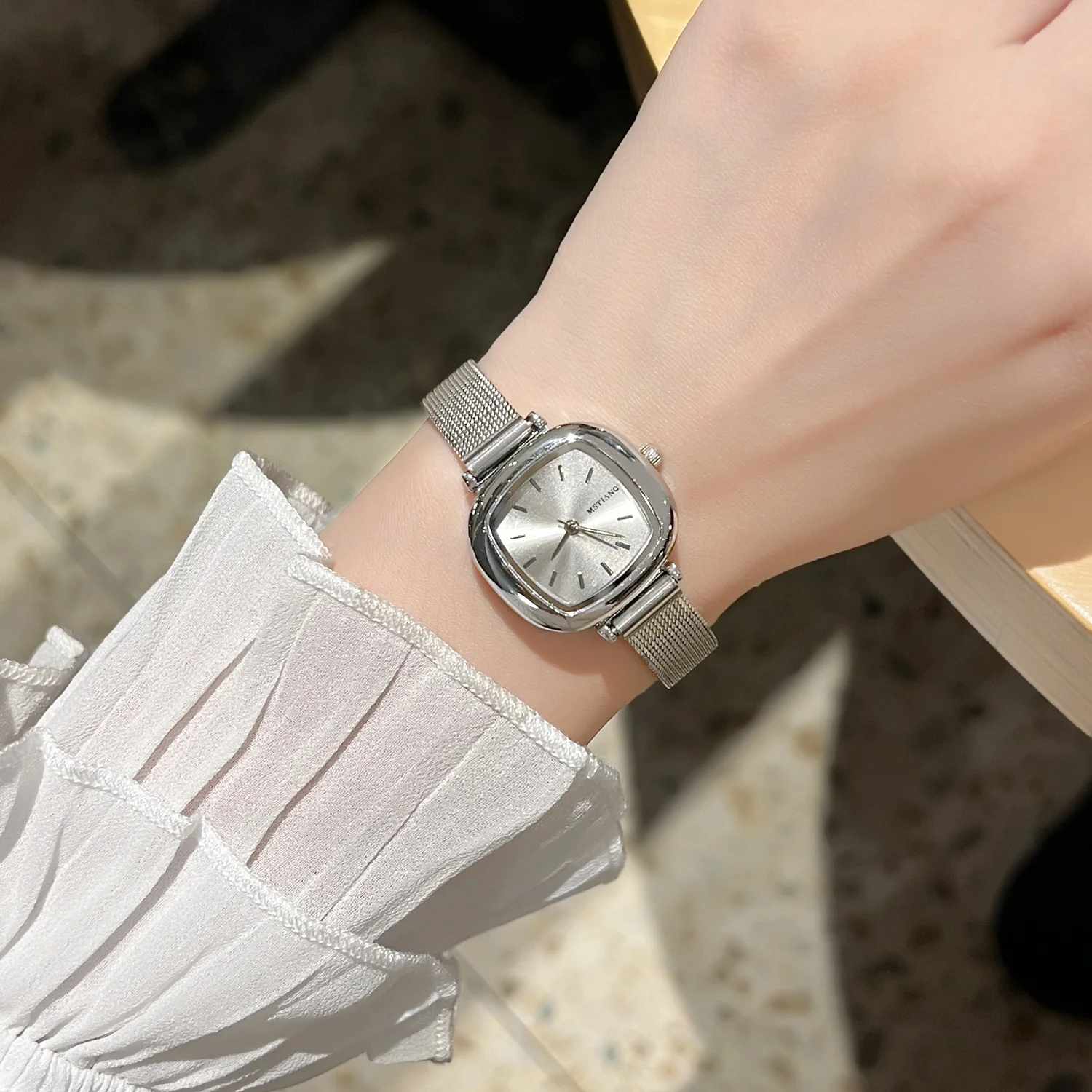 Квадратные нишевые часы для женщин 2025 новые модели для официальной носки; Изысканные женские кварцевые часы на рабочем месте