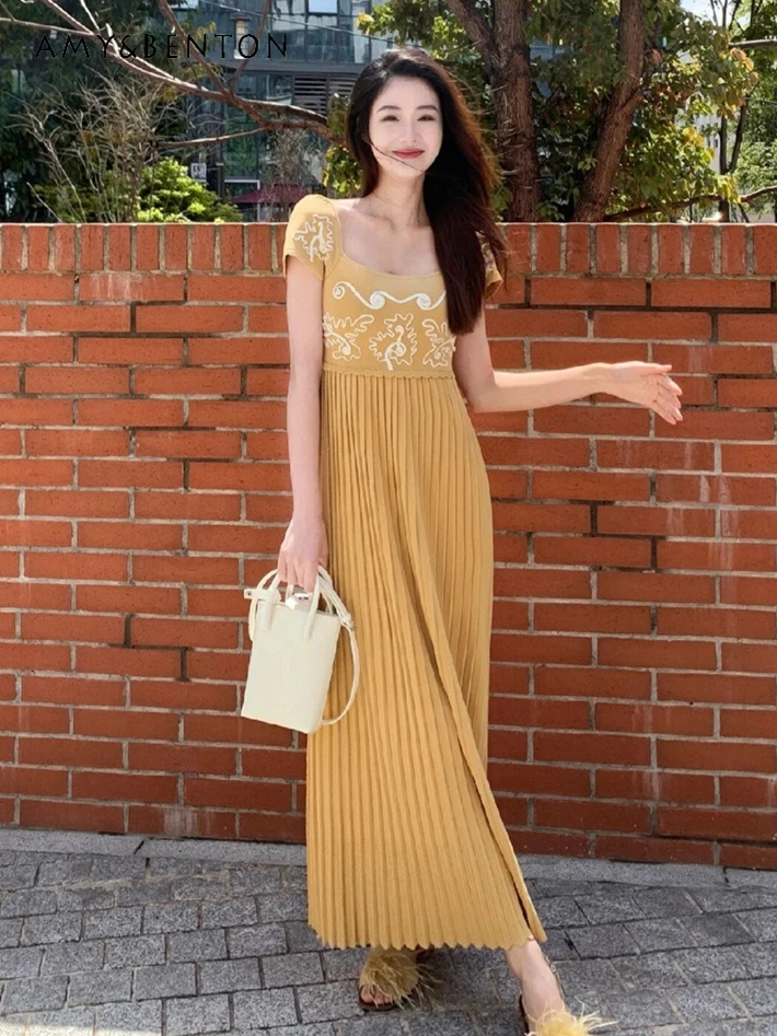 

Summer French Retro Graceful Square Neck Short-sleeved Pleated Dresses High-end Heavy Industry Embroidery Slim Mid-length Dress