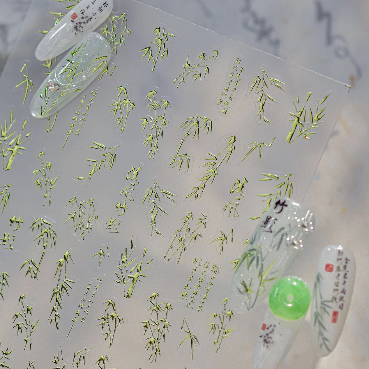 สติกเกอร์ติดเล็บลายใบไผ่สีเขียวทองโบราณขาวดำลายตัวอักษรจีนธรรมชาติสำหรับตกแต่งเล็บ