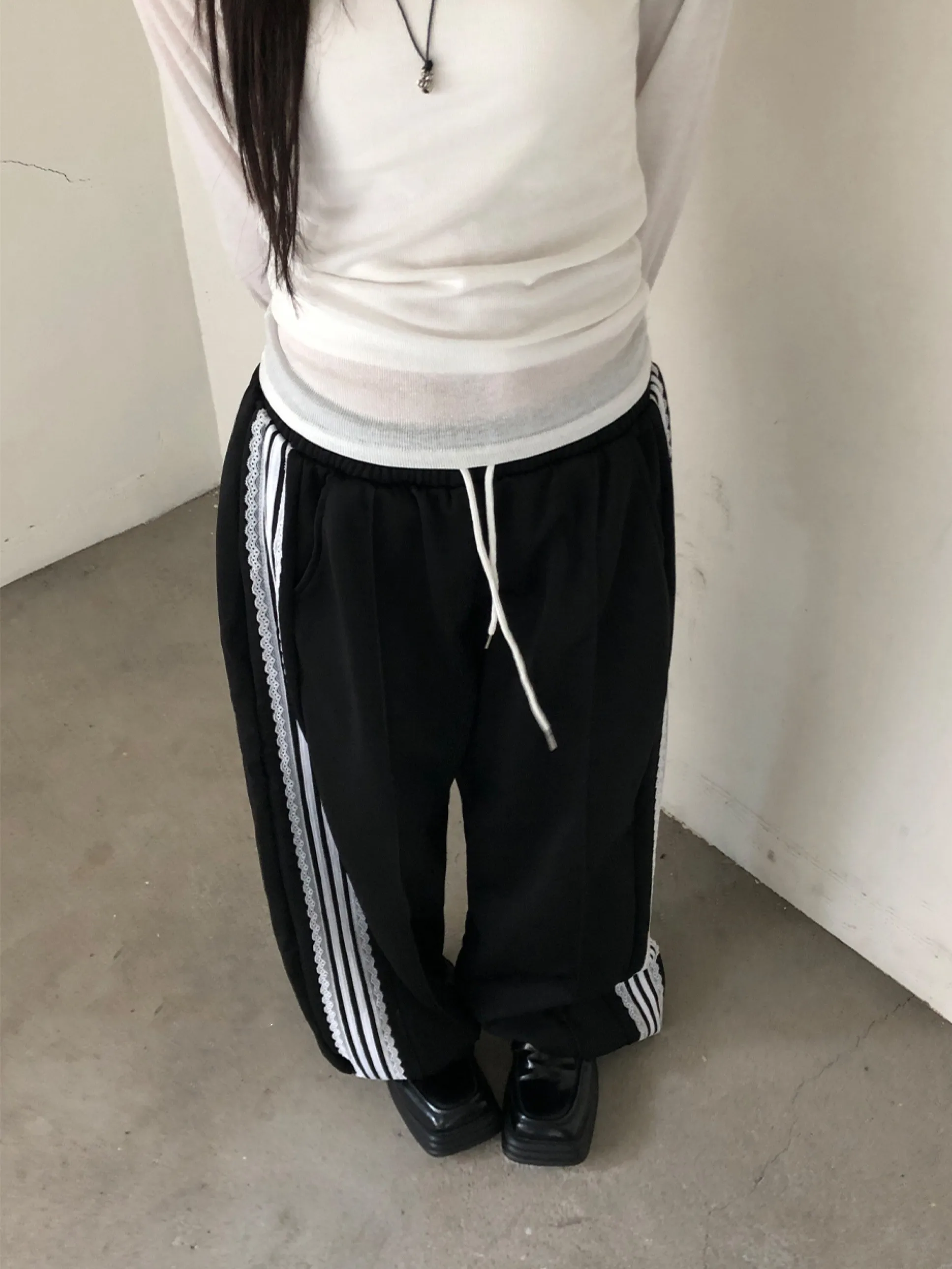 

Эксклюзивные спортивные брюки с высокой талией, кружевными вставками и боковыми полосками, прямые брюки для женщин.