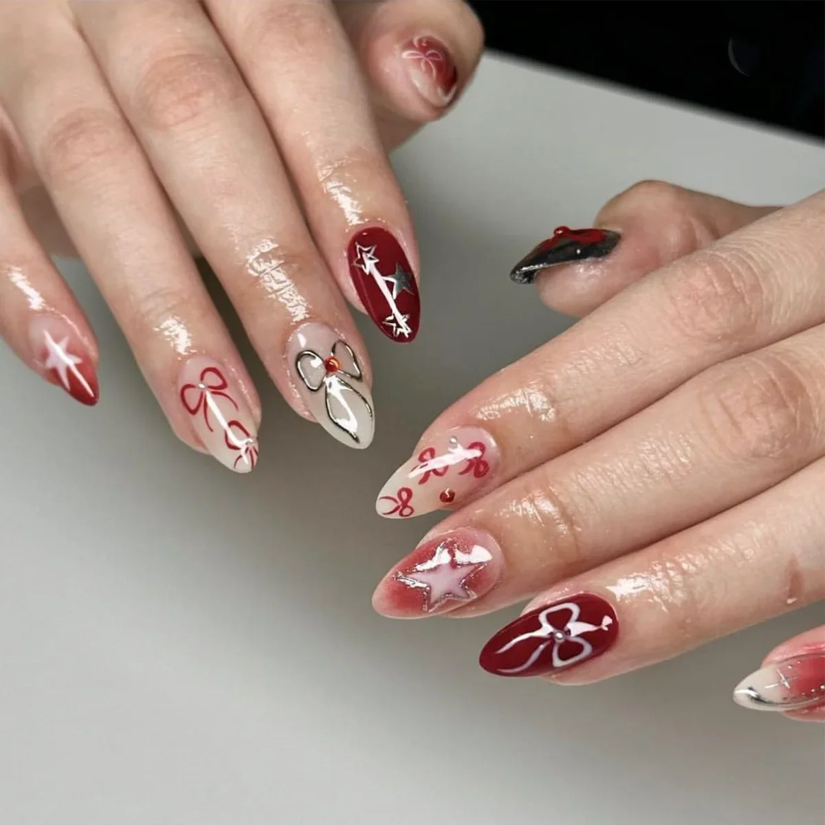 24Pc French Almond Press on Fake Nails Wearable Gradient Red Nails with Glue Simple Stars Design False Nails Full Cover Nail Tip