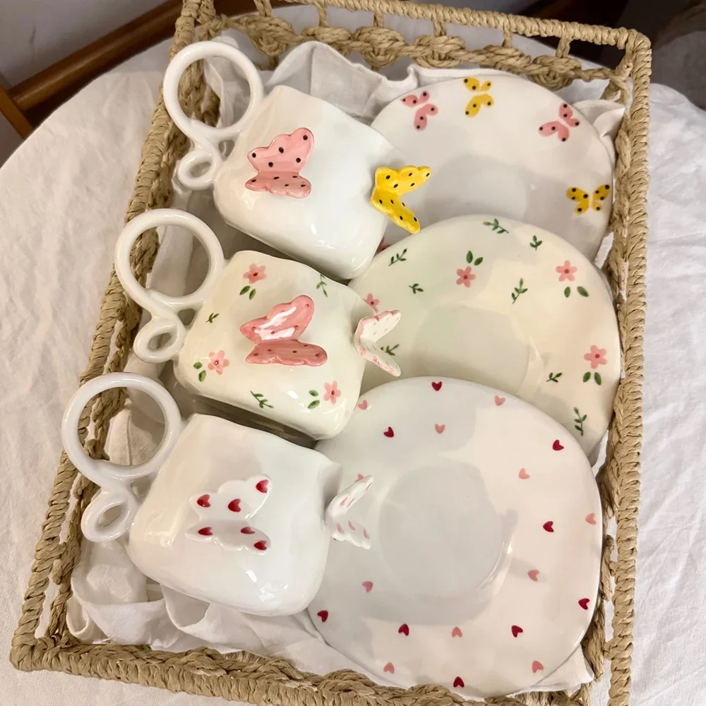 レリーフバタフライセラミックカップソーサーセットコーヒーマグ花柄ハートアンダーグレーズカラー絶妙なデザート皿ホームアフタヌーンティーカップ