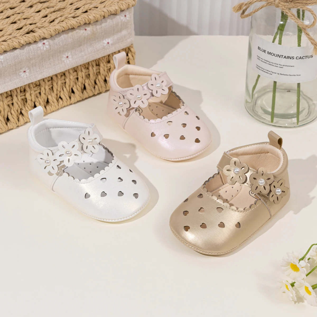 Baby Girls Mary Jane Crib Shoes Floral Pearl Hollow-Out PU Sandals Soft Non-Slip Sole Infant First Walker Shoes For 0-18 Months