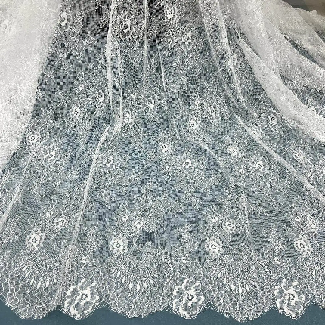 Weicher Spitzenstoff mit Wimpern, Hochzeitskleid, Dekorationszubehör mit großen Blumen, weißer Stoff zum Nähen (Meterware) – Detail 2