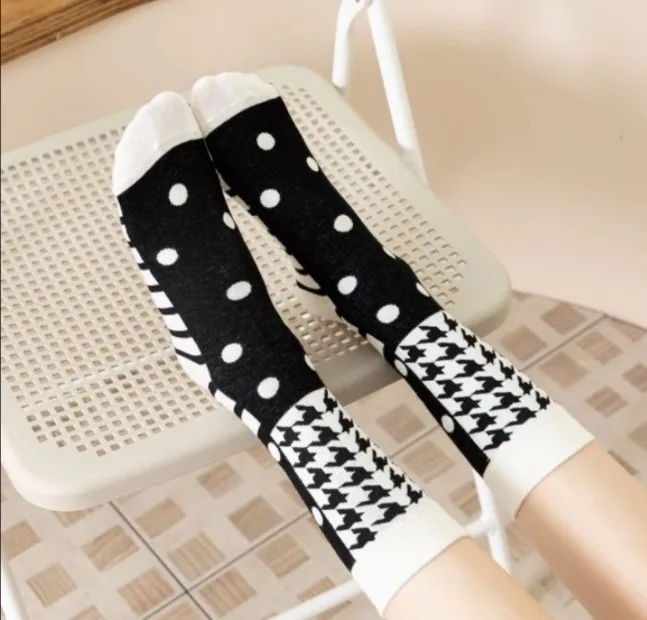 Retro Japanese Plaid Floral Wool Socks Casual Wear Socks for Women, Black White Warm Winter Harajuku Printed Ladies Daily