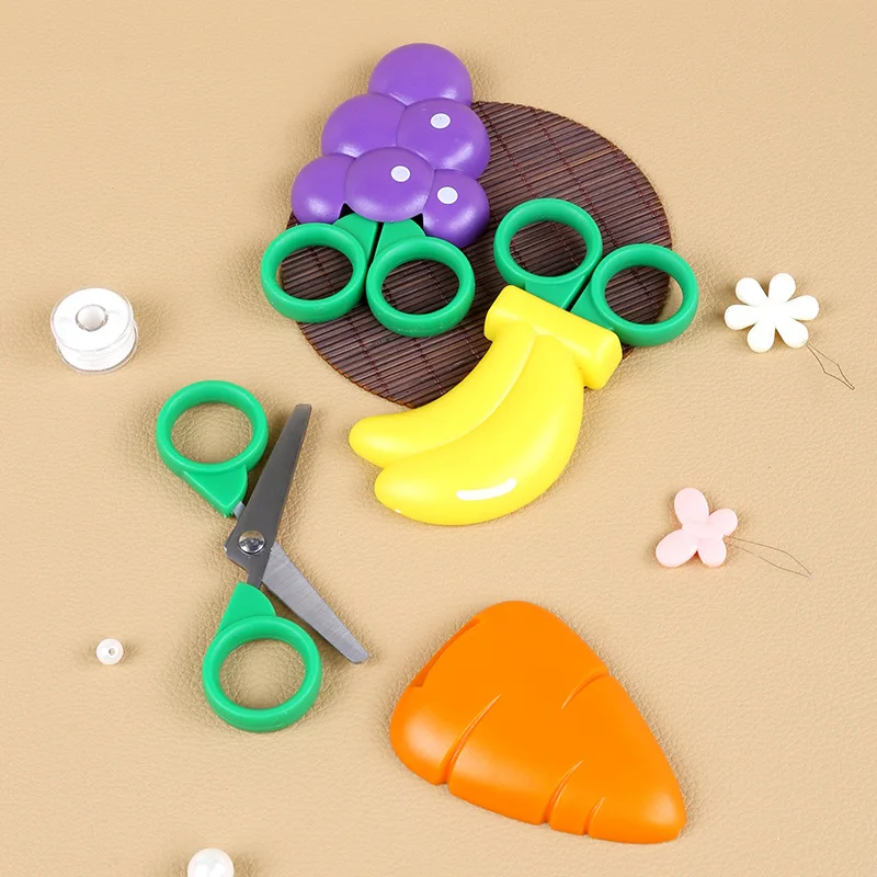 1 قطعة مقص الفاكهة الصغيرة مع ملصق مغناطيسي مغناطيس الثلاجة الجزرة الفراولة الموز لطيف مقص صغير آمن